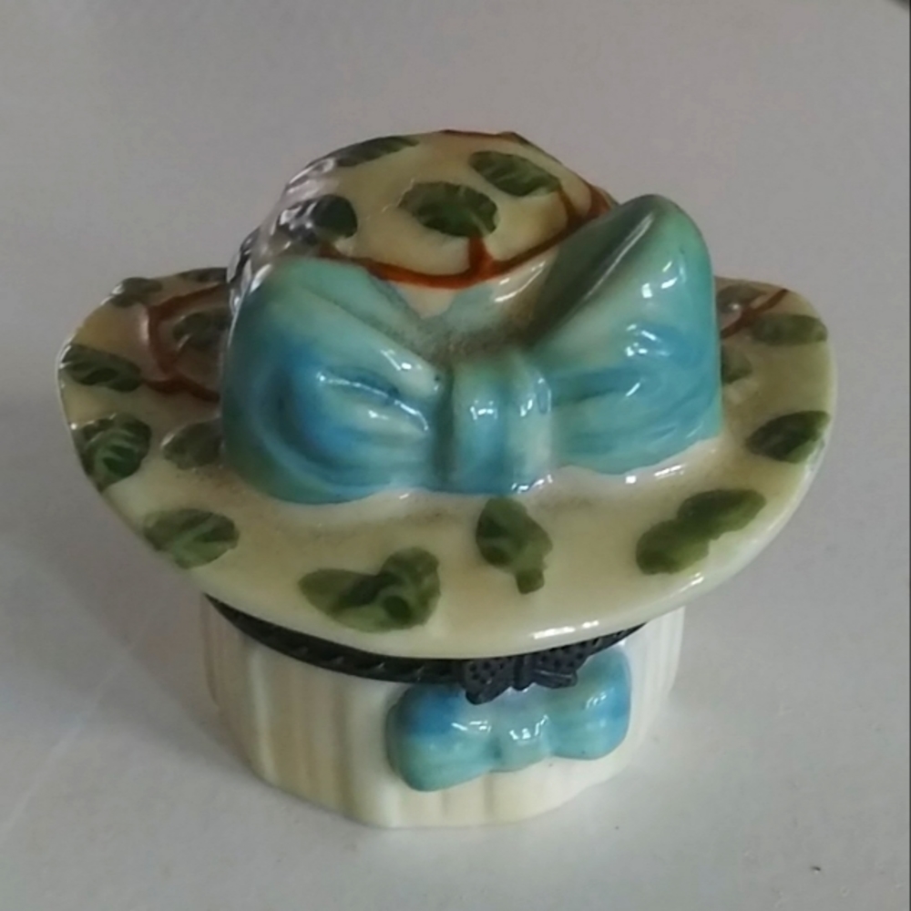 Hat shaped box